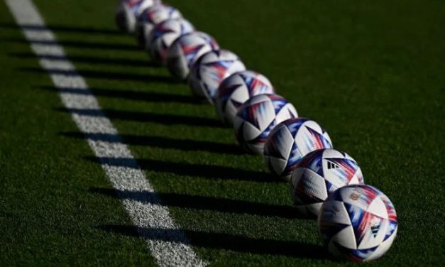 Ragam Evolusi Sepak Bola: Dari Lapangan Hijau Ke Era Digital